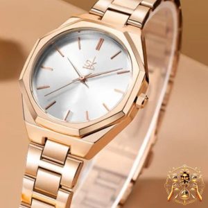 Deslumbra en cada momento con el reloj Shengke para mujer modelo K0193. Su caja redonda y cubierta de dial de Hardlex no solo garantizan durabilidad, sino también un estilo elegante y sofisticado. La correa de acero inoxidable y el cierre de pulsera aseguran un ajuste cómodo y seguro, mientras que la certificación CE y RoHS garantiza su calidad y fiabilidad. Con una resistencia al agua de 3 bar y resistencia a los golpes, este reloj es perfecto para el uso diario y se adapta a cualquier ocasión. Haz una declaración de moda con el reloj Shengke K0193 y deja que tu estilo brille con distinción.
