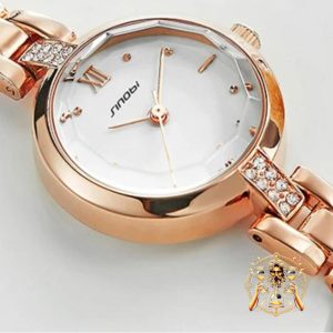 Descubre la elegancia atemporal con el Reloj Sinobi para mujer. Con su diseño clásico de caja redonda y cristal Hardlex resistente, este reloj combina estilo y durabilidad en una sola pieza. Con un diámetro de dial de 33 mm y una banda de cuero genuino que proporciona comodidad durante todo el día, este reloj es el complemento perfecto para cualquier ocasión. Además, su resistencia al agua hasta 30 metros y su precisión de movimiento de cuarzo garantizan un rendimiento confiable en todo momento. Con certificación CE y RoHS, puedes confiar en la calidad y el estilo excepcional de Sinobi. Eleva tu estilo con este impresionante reloj para mujer que refleja tu elegancia y sofisticación.