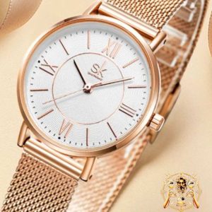 Explora la elegancia contemporánea con el reloj Shengke para mujer modelo K0188. Su caja redonda y la cubierta de dial de Hardlex ofrecen un diseño moderno y resistente. La correa de acero inoxidable y el cierre de pulsera aseguran un ajuste cómodo y seguro para cada ocasión. Certificado con CE y RoHS, este reloj garantiza calidad y confiabilidad. Con resistencia al agua de 3 bar y resistencia a los golpes, es ideal para un estilo de vida activo y urbano. Descubre el equilibrio perfecto entre moda y funcionalidad con el reloj Shengke. K0188.