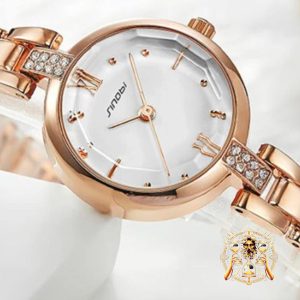 Descubre la elegancia atemporal con el Reloj Sinobi para mujer. Con su diseño clásico de caja redonda y cristal Hardlex resistente, este reloj combina estilo y durabilidad en una sola pieza. Con un diámetro de dial de 33 mm y una banda de cuero genuino que proporciona comodidad durante todo el día, este reloj es el complemento perfecto para cualquier ocasión. Además, su resistencia al agua hasta 30 metros y su precisión de movimiento de cuarzo garantizan un rendimiento confiable en todo momento. Con certificación CE y RoHS, puedes confiar en la calidad y el estilo excepcional de Sinobi. Eleva tu estilo con este impresionante reloj para mujer que refleja tu elegancia y sofisticación.
