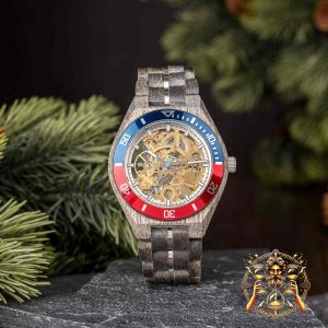 Explora la elegancia atemporal con el Reloj Bobo bird mecánico esqueleto de madera arce gris. Este reloj unisexo de la marca PÁJARO BOBO, modelo GT102-3A, fusiona la belleza natural del arce gris con la precisión del movimiento mecánico automático. Con un diámetro de caja de 42 mm y un grosor de 8,4 mm, este reloj destaca por su diseño elegante y cómodo. El vidrio de cristal mineral protege su esqueleto interno, permitiendo admirar su movimiento con cada tic-tac. La correa cónica de madera de ébano rojo, con un ancho de 20 mm, proporciona un toque de sofisticación y comodidad, mientras que el cierre oculto con botón pulsador garantiza un ajuste seguro y elegante. Con una resistencia al agua de 3 ATM, está protegido contra salpicaduras de agua, lo que lo hace perfecto para el uso diario. Haz una declaración de estilo con el Reloj Bobo bird mecánico esqueleto de madera arce gris, una combinación perfecta de elegancia y funcionalidad