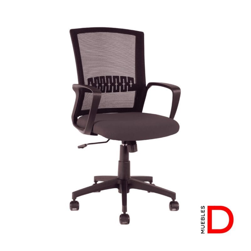 Silla de oficina con respaldo de malla y base de nylon, con apoyabrazos fijos.