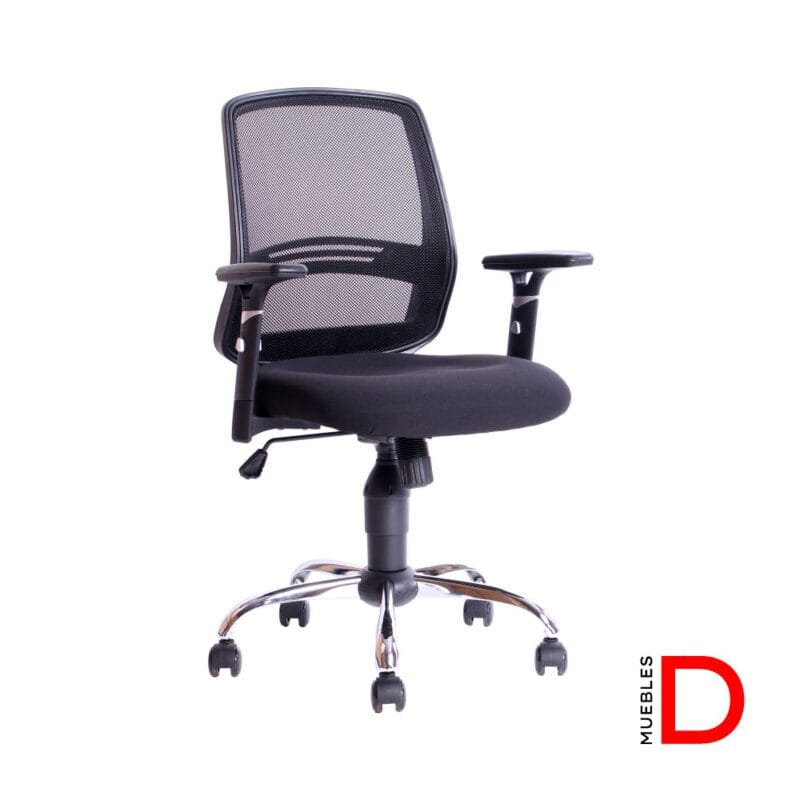 Silla de oficina con respaldo de malla, soporte lumbar fijo y base de acero cromado.