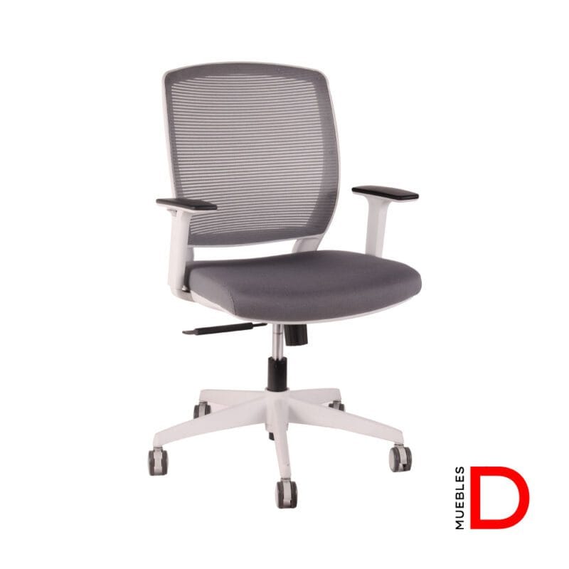 Silla de oficina con respaldo de malla, asiento tapizado y apoyabrazos ajustables en altura.