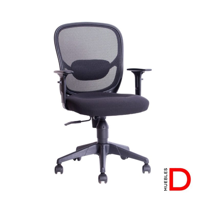 Silla de oficina con respaldo de malla, soporte lumbar fijo y apoyabrazos ajustables en altura.