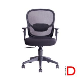 Silla de oficina con respaldo de malla, soporte lumbar fijo y apoyabrazos ajustables en altura.