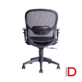 Silla de oficina con respaldo de malla, soporte lumbar fijo y apoyabrazos ajustables en altura.