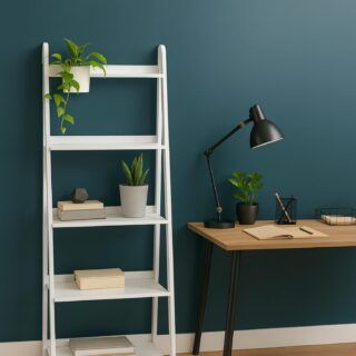 stante DECO fabricado en MDF y melamina, con cinco bandejas, cantos en PVC y bisagras metálicas, ideal para almacenamiento.