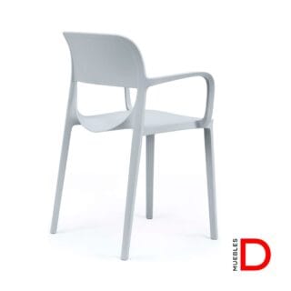 Silla Klint de polipropileno con apoya brazos y protección UV, apilable hasta tres unidades, disponible en gris y verde.