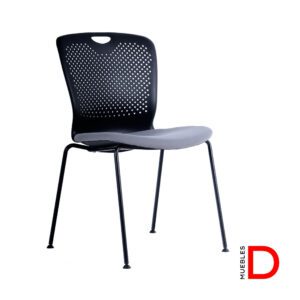 Silla Maipo con respaldo de PP, asiento tapizado de espuma y estructura de acero pintada en negro.