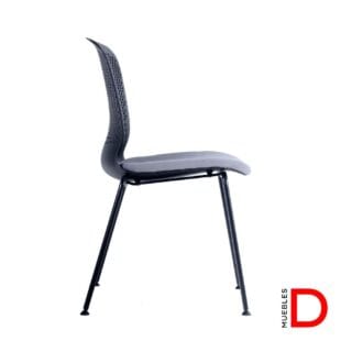 Silla Maipo con respaldo de PP, asiento tapizado de espuma y estructura de acero pintada en negro.