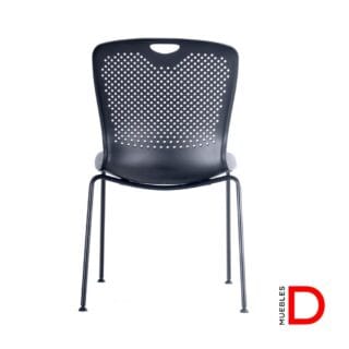 Silla Maipo con respaldo de PP, asiento tapizado de espuma y estructura de acero pintada en negro.