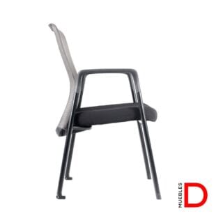 Silla Mura con estructura de acero negro, respaldo de malla, asiento tapizado y dos ruedas traseras.