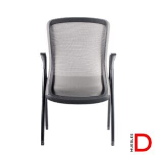 Silla Mura con estructura de acero negro, respaldo de malla, asiento tapizado y dos ruedas traseras.