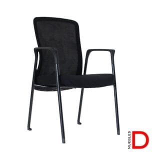 Silla Mura con estructura de acero negro, respaldo de malla, asiento tapizado y dos ruedas traseras.