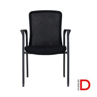 Silla Mura con estructura de acero negro, respaldo de malla, asiento tapizado y dos ruedas traseras.