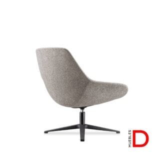 Silla Sara Base Estrella con estructura de madera, tapizado en lana y base giratoria negra de cuatro puntas.