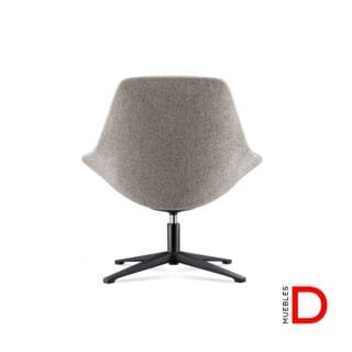 Silla Sara Base Estrella con estructura de madera, tapizado en lana y base giratoria negra de cuatro puntas.