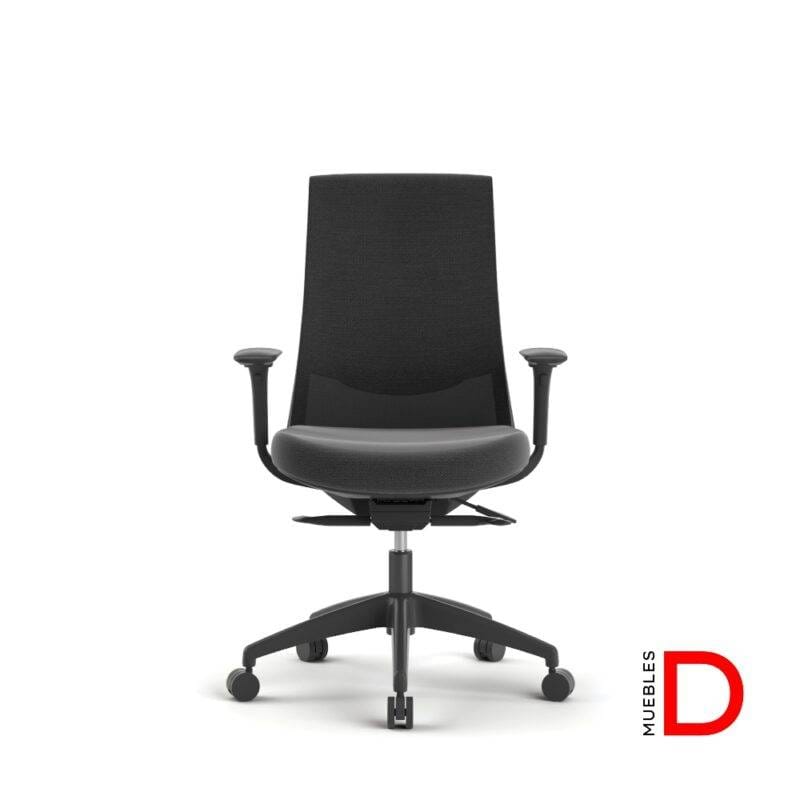 Silla Ness ergonómica con mecanismo autopesante, respaldo de malla y soporte lumbar ajustable. Brazos PU y base de nylon con ruedas negras.