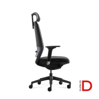 Silla Saga con respaldo de marco dual, asiento de espuma inyectada y apoyabrazos ajustables.