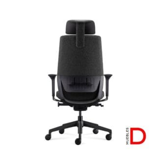 Silla Saga con respaldo de marco dual, asiento de espuma inyectada y apoyabrazos ajustables.