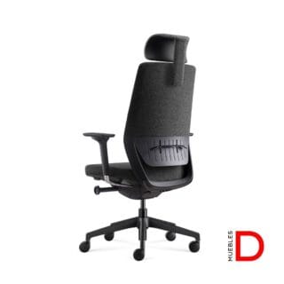 Silla Saga con respaldo de marco dual, asiento de espuma inyectada y apoyabrazos ajustables.