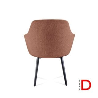 Silla Vito con respaldo y asiento de madera contrachapada, tapizada en espuma inyectada, ajustable en altura y base de cuatro patas negras.