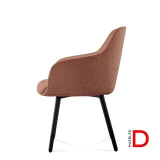 Silla Vito con respaldo y asiento de madera contrachapada, tapizada en espuma inyectada, ajustable en altura y base de cuatro patas negras.