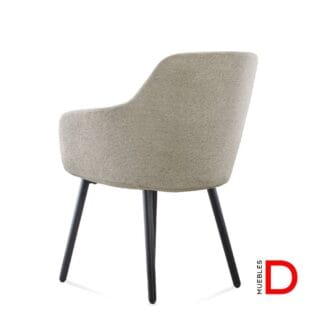 Silla Vito con respaldo y asiento de madera contrachapada, tapizada en espuma inyectada, ajustable en altura y base de cuatro patas negras.