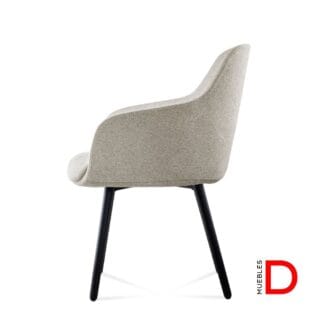 Silla Vito con respaldo y asiento de madera contrachapada, tapizada en espuma inyectada, ajustable en altura y base de cuatro patas negras.