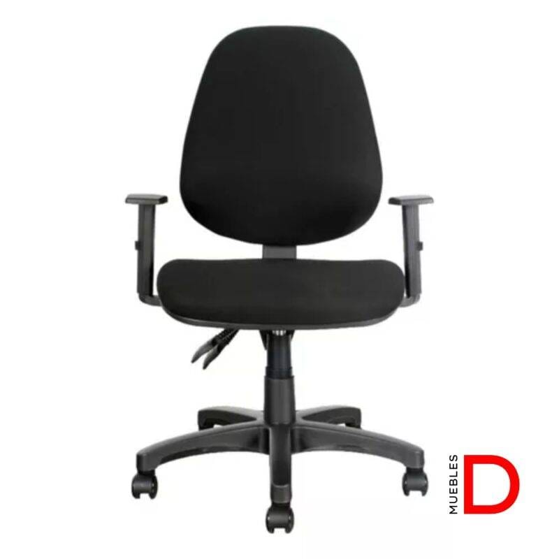 Silla Romy con apoya brazos, mecanismo pivotal, respaldo ajustable, base de nylon y ruedas de PU negras.