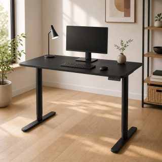 Escritorio eléctrico ajustable negro en un home office moderno